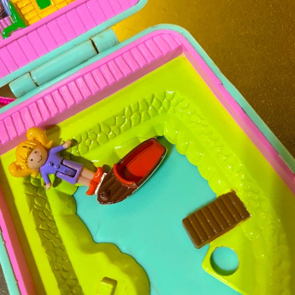 PRETTY PIXIES VTG 1992 POLLY POCKET TYPE LAKE HOUSE COMPACT w/BOAT & GIRL FIGURE - Picture 3 of 14